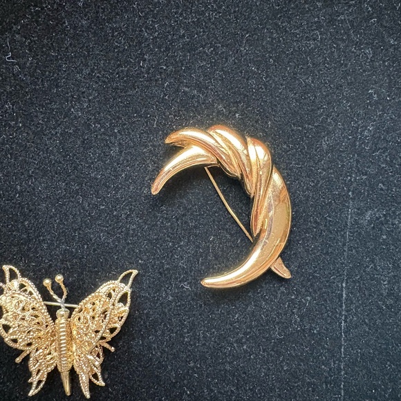 Monet Brooch Lot - Picture 2 of 7